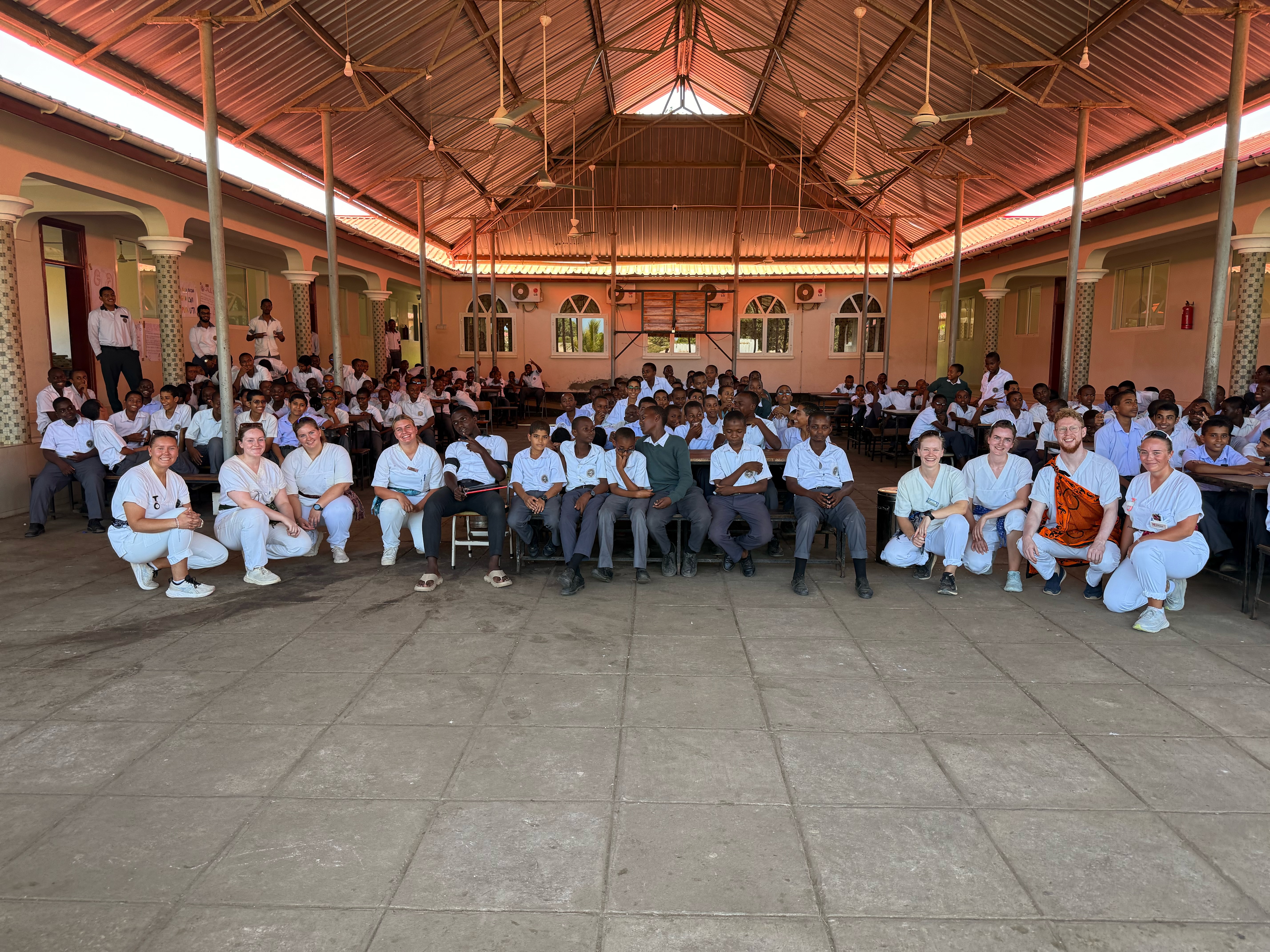 Norske sykepleierstudenter på besøk på en skole i Tanzania