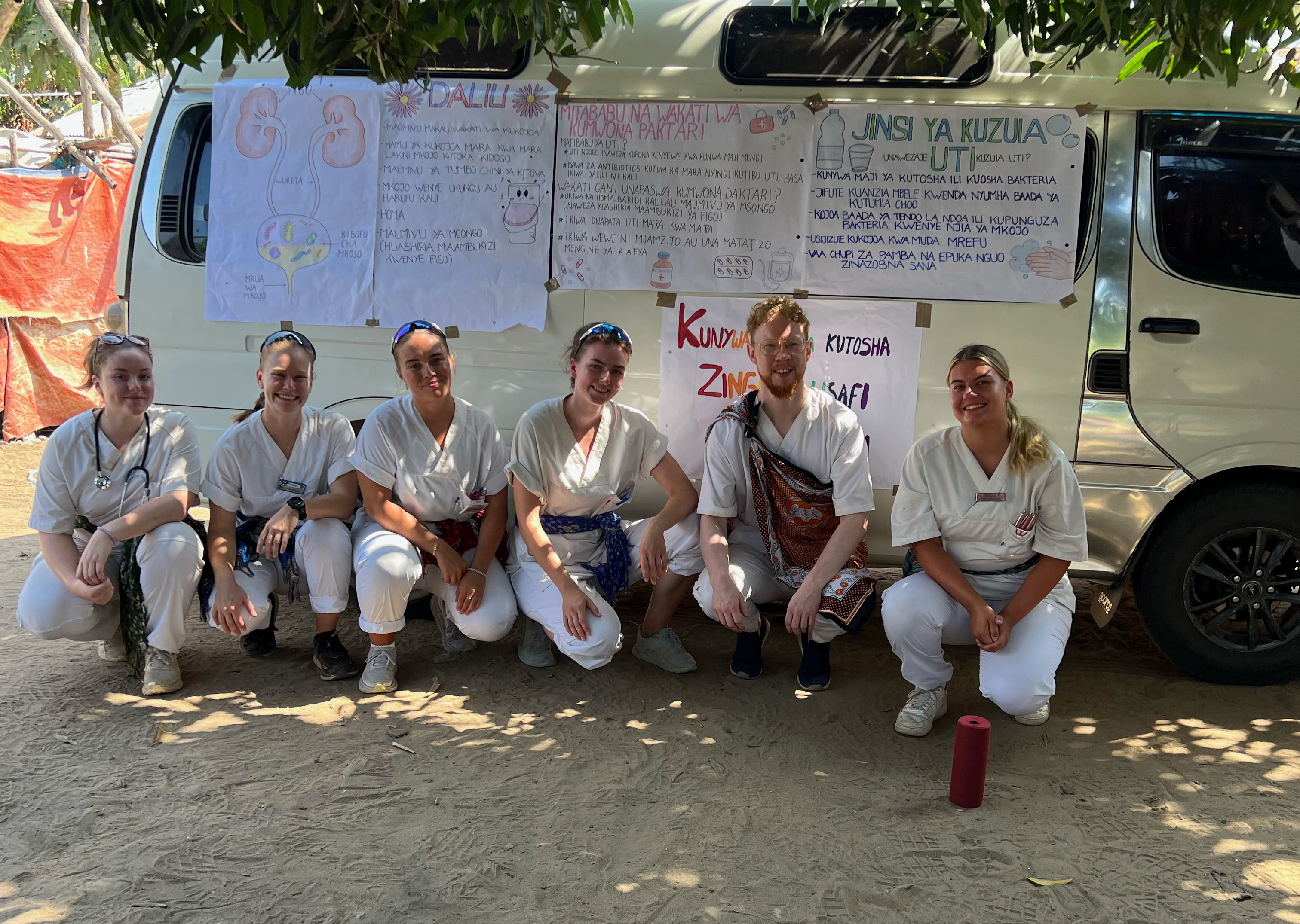 Dina og andre norske sykepleierstudenter på vei til en landsby for å lære befolkningen om urinveisinfeksjoner.