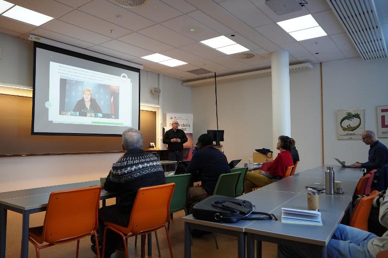 Ketil Lenert Hansen is holding his presentation in front of the audience