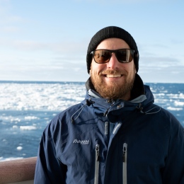 Mann med solbriller på tokt i ishavet. 