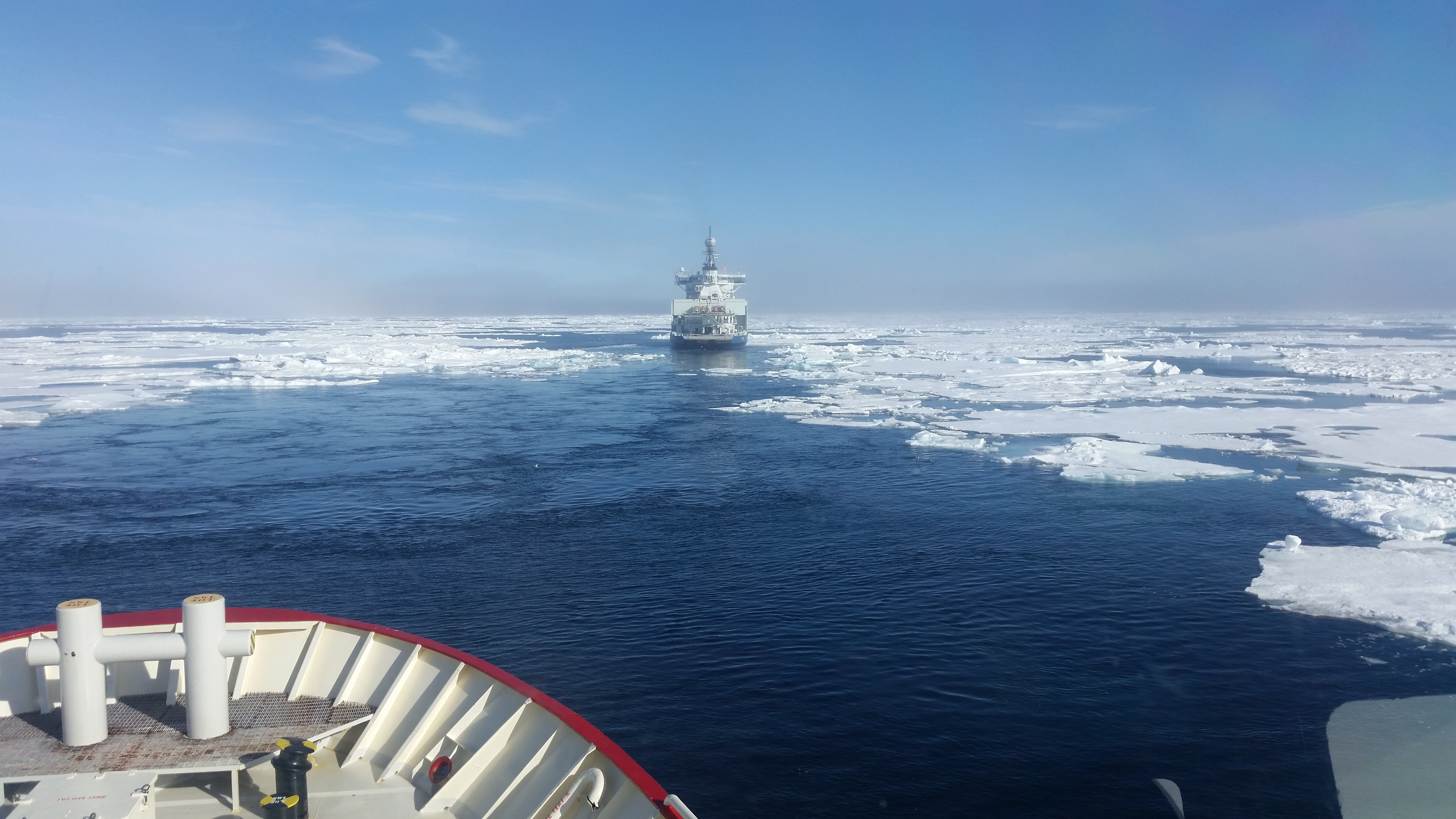 Forskningsskip i ishavet. 