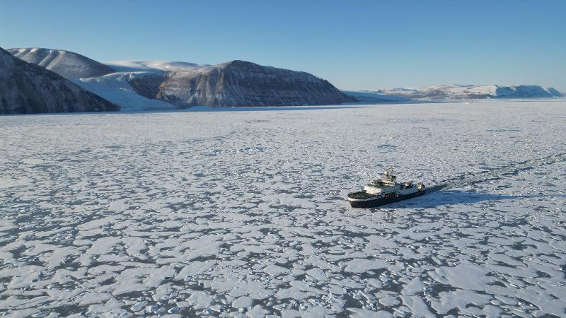 isbryter som kjører gjenno is