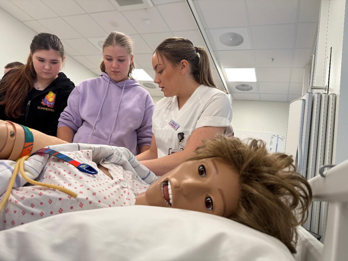 Sykepleierstudent Ragnhild Flage Simonsen lærer elevene lærer å sette veneflon