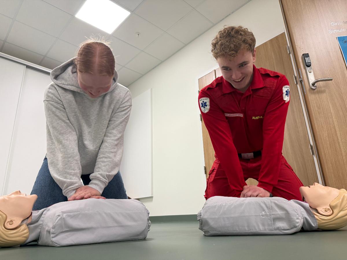 Paramedisinstudent Emil Haugli Endresen lærer Wilma Hansen Mathisen hjerte- og lungeredning