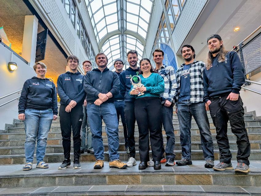 Studenter samlet i trapp på campus i Narvik