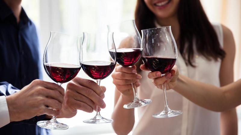 fire personer som skåler med vinglass