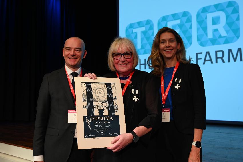 Professor Anne Elise Eggen, sammen med styreleder i NFS, Ken Tesaker og styremedlem Hedvig Nordeng.