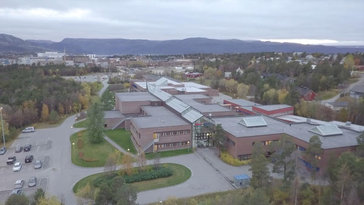 Campus_Alta_UIT_00244_Foto_Orjan_Marakatt_Bertelsen.jpg flyfoto som viser UiT i Alta fra luften
