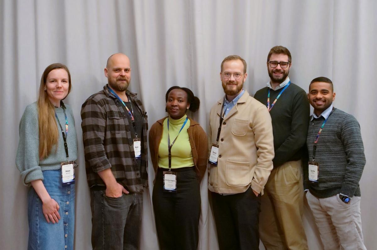 En gruppe mennesker står på linje, med ansiktet forover