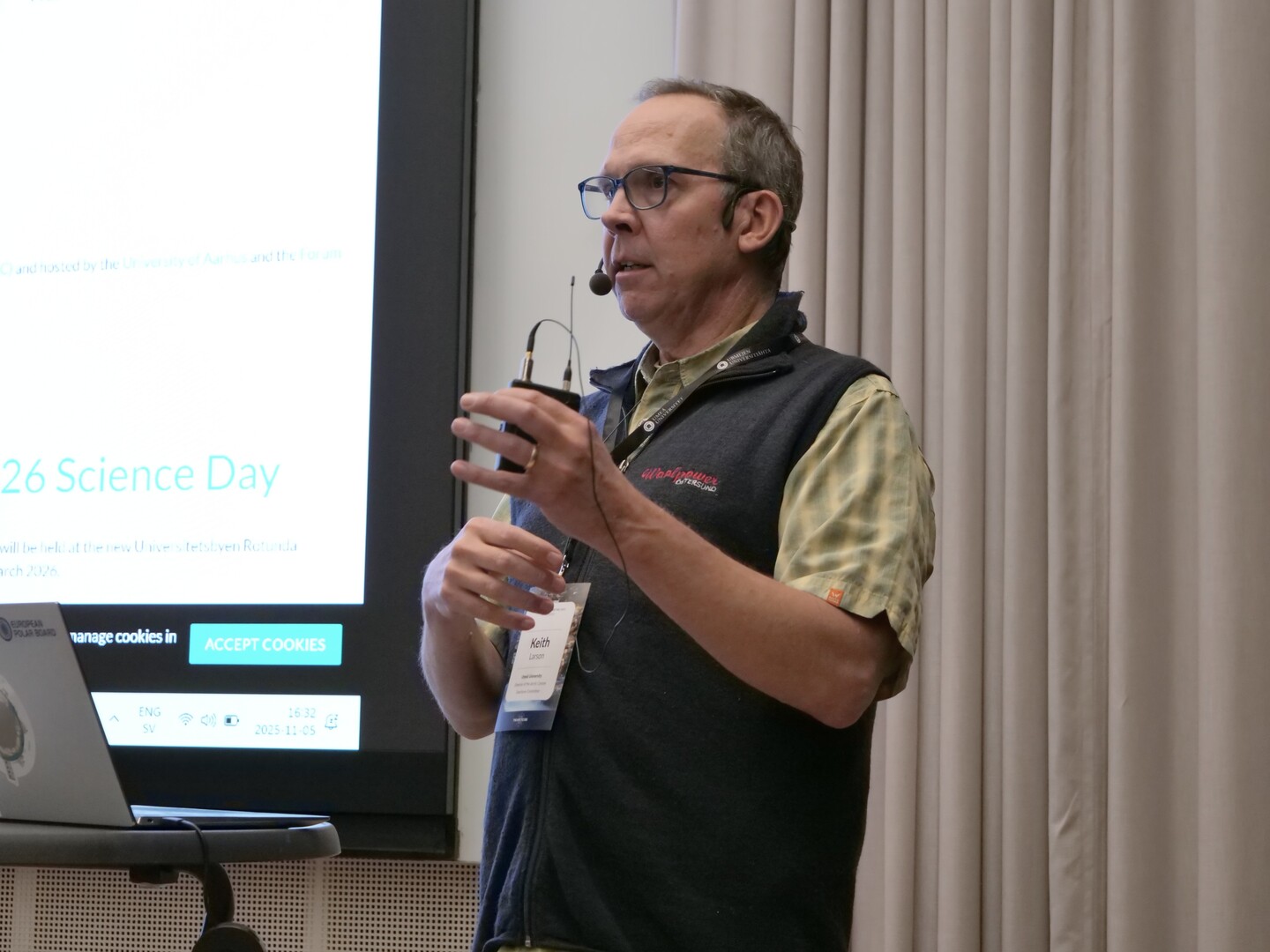 Mann taler med mikrofon.