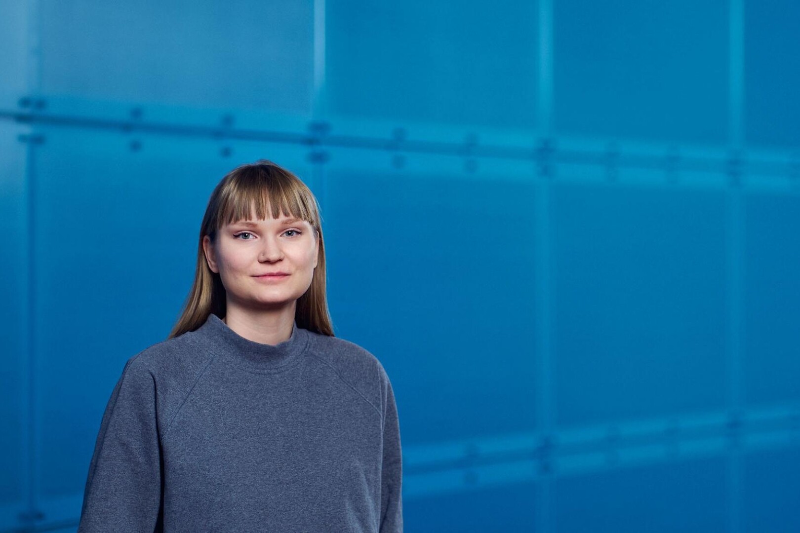Young woman with face forward.