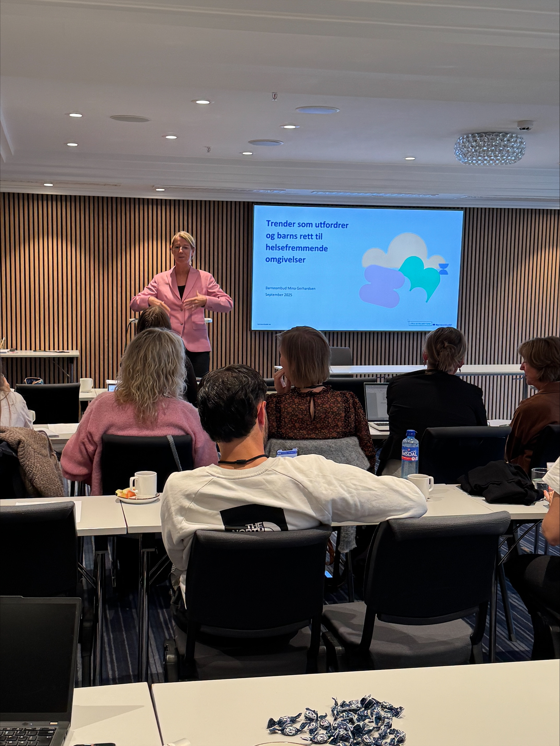 Barneombud Mina Gerhardsen snakker om "Trender som utfordrer og barns rett til helsefremmende omgivelser". 
