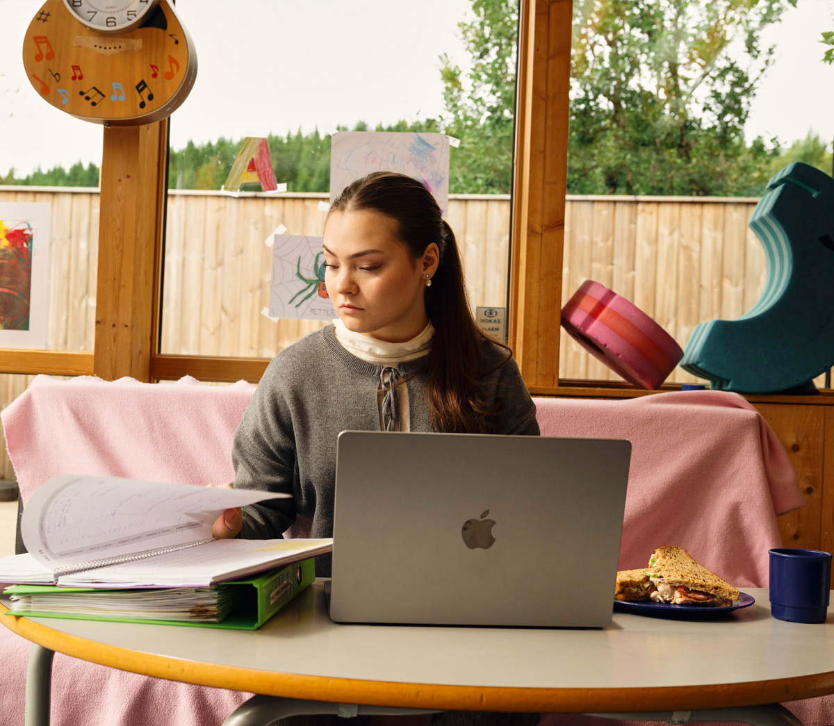 Student som sitter og leser studienotater.