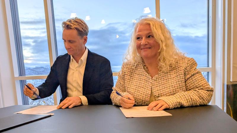 en mann og en kvinne undertegner en avtale