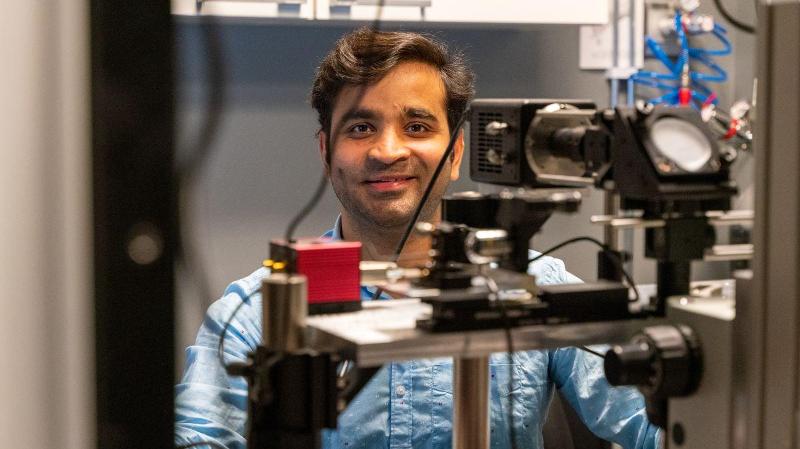 en mann som står ved et forskningsinstrument