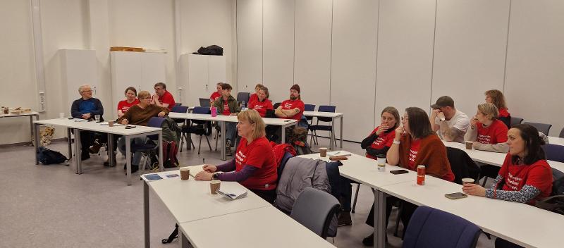 OPPSUMMERING: Etter endt dag i barnehagen møttes flere av deltakerne på Operasjon Barnehagedagsverk på Institutt for lærerutdanning og pedagogikk (ILP) for å dele erfaringer fra dagen.