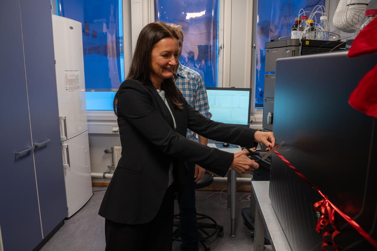 Kvinner klipper over en snor på et laboriatorium.