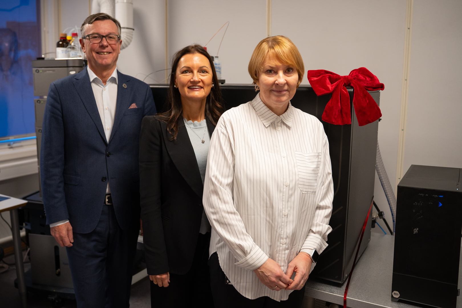 Tre personer på linje, én mann og to kvinner.