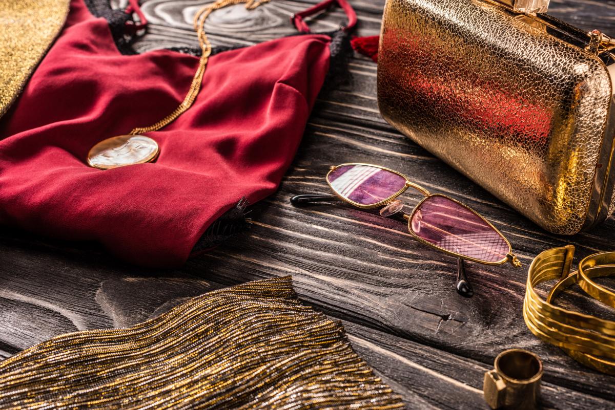 mp28143291-close-up-view-of-arrangement-of-golden-and-red-fashionable-feminine-accessories-and-clothing-on-wooden-surface.jpg Årets julegaver finner du hjemme: Mange har smykker, klær, bøker eller interiørting som fortjener et nytt liv hos andre. Du kan også gi tid, opplevelser eller noe du har laget selv. Det viktigste er at gaven har mening, mener forsker Sarah Lisa Arnesen.