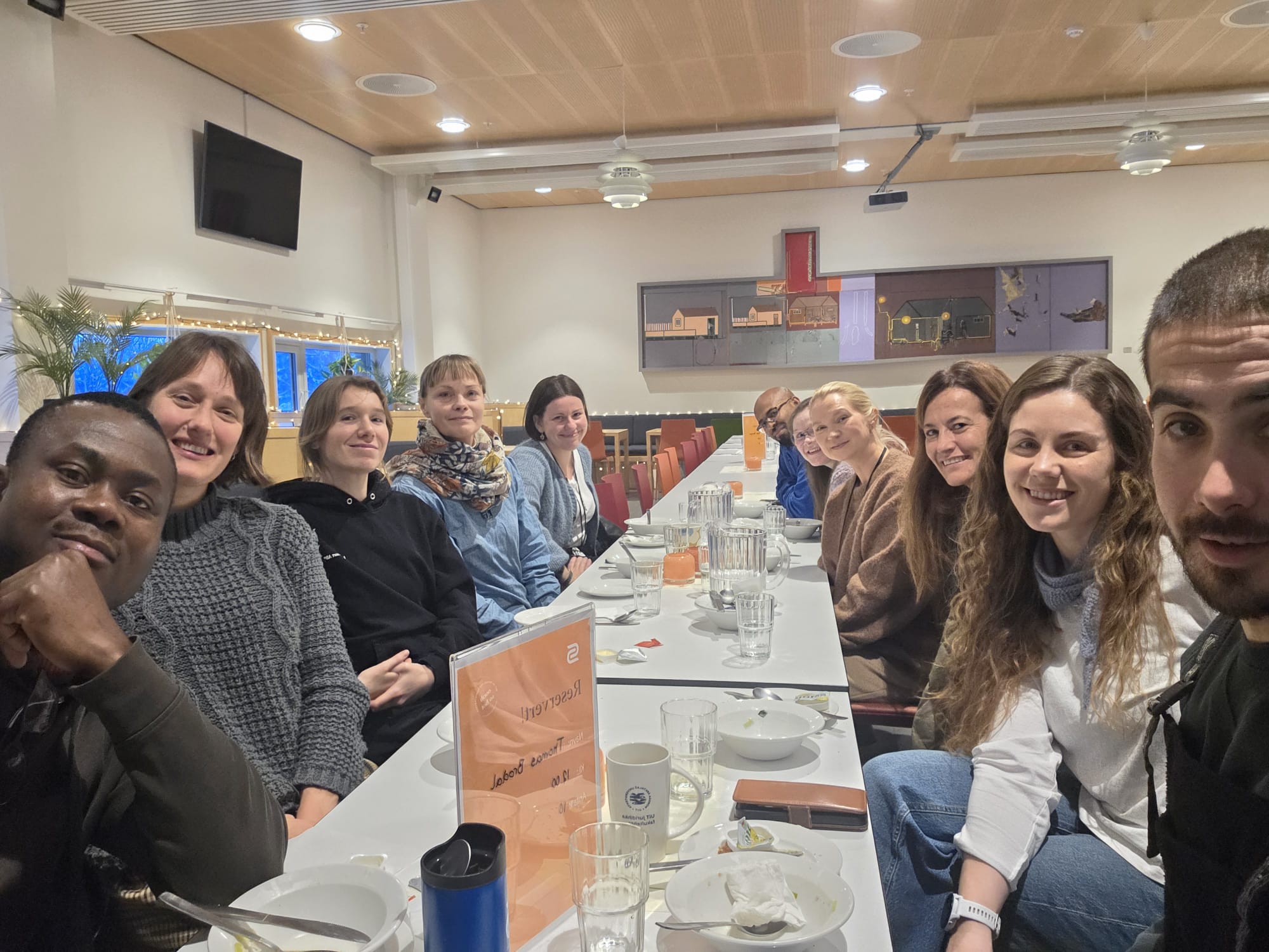 Bilde av alle deltakerne under felles lunsj