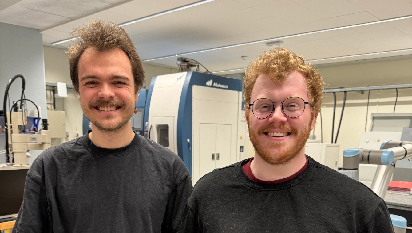 To menn inn på maskinrom