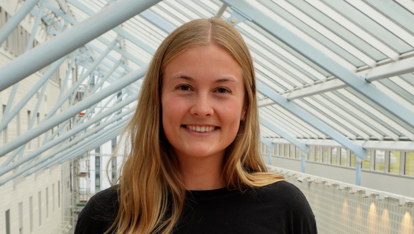 Kvinne inne på universitetet. 