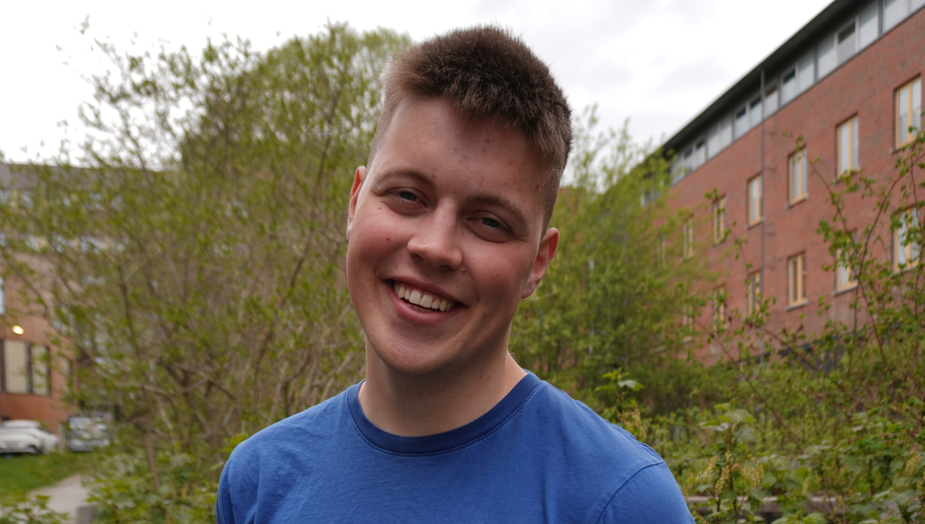 Mannlig student utendørs