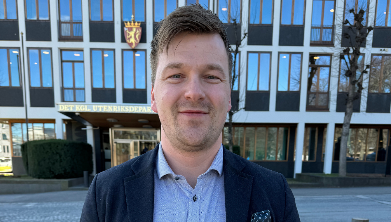 Mann utenfor bygning