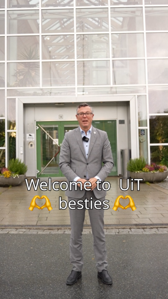 En mann står foran en bygning.