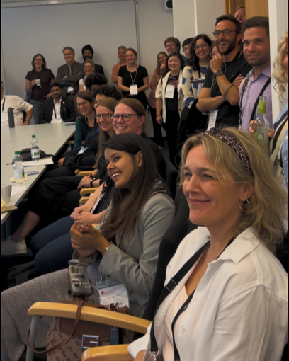 Bilde av publikum som ser på skjerm.