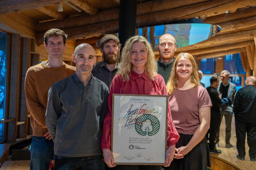 Et stolt gartnerteam ved UiT med leder Mette Rolstad med prisen. 