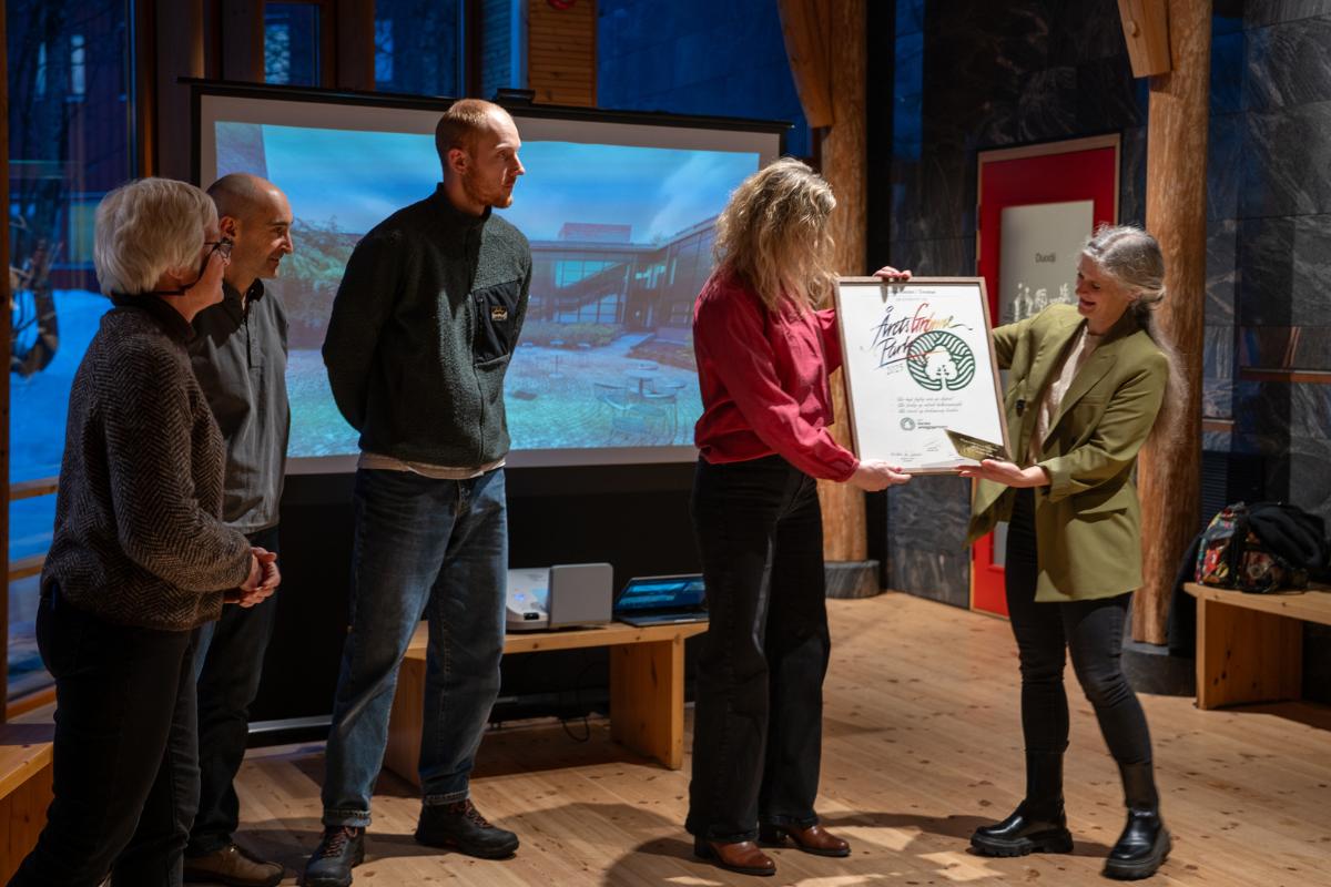 Gartner_Prisutdeling_UIT_30833_Foto_Kaja_Alexandra_Halvei_Larsen.jpg Prisoverrekkelse ÅRets grønne park 2025 UiT Norges arktiske universitet