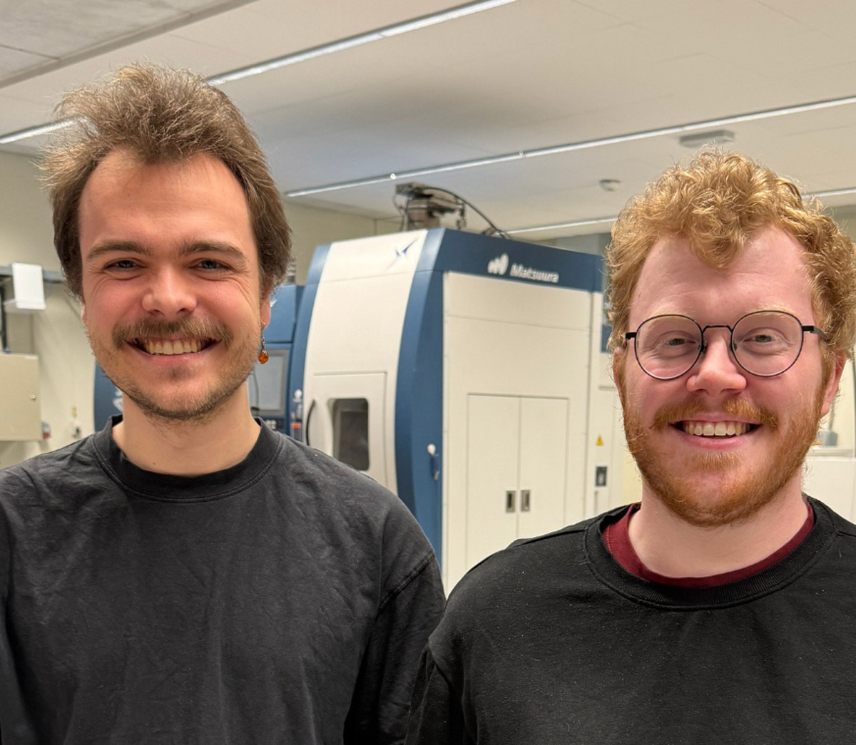 To menn inn på maskinrom