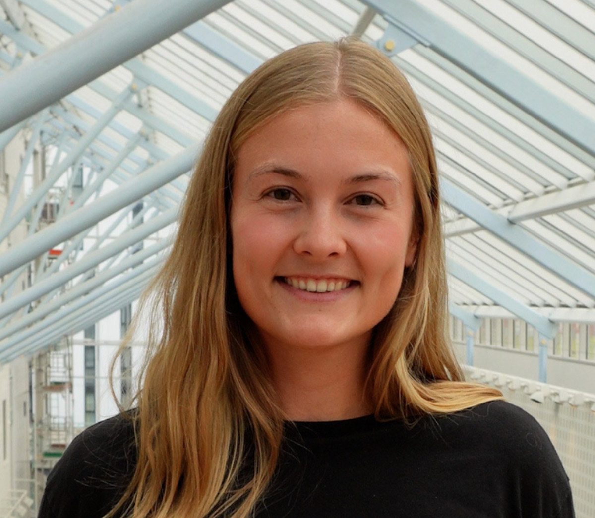 Kvinne inne på universitetet. 