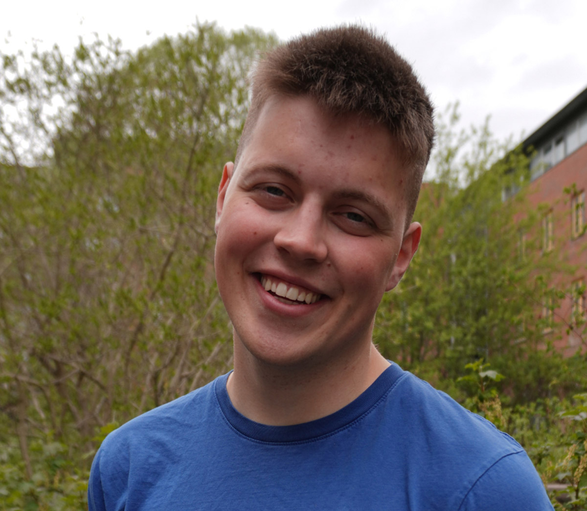 Mannlig student utendørs