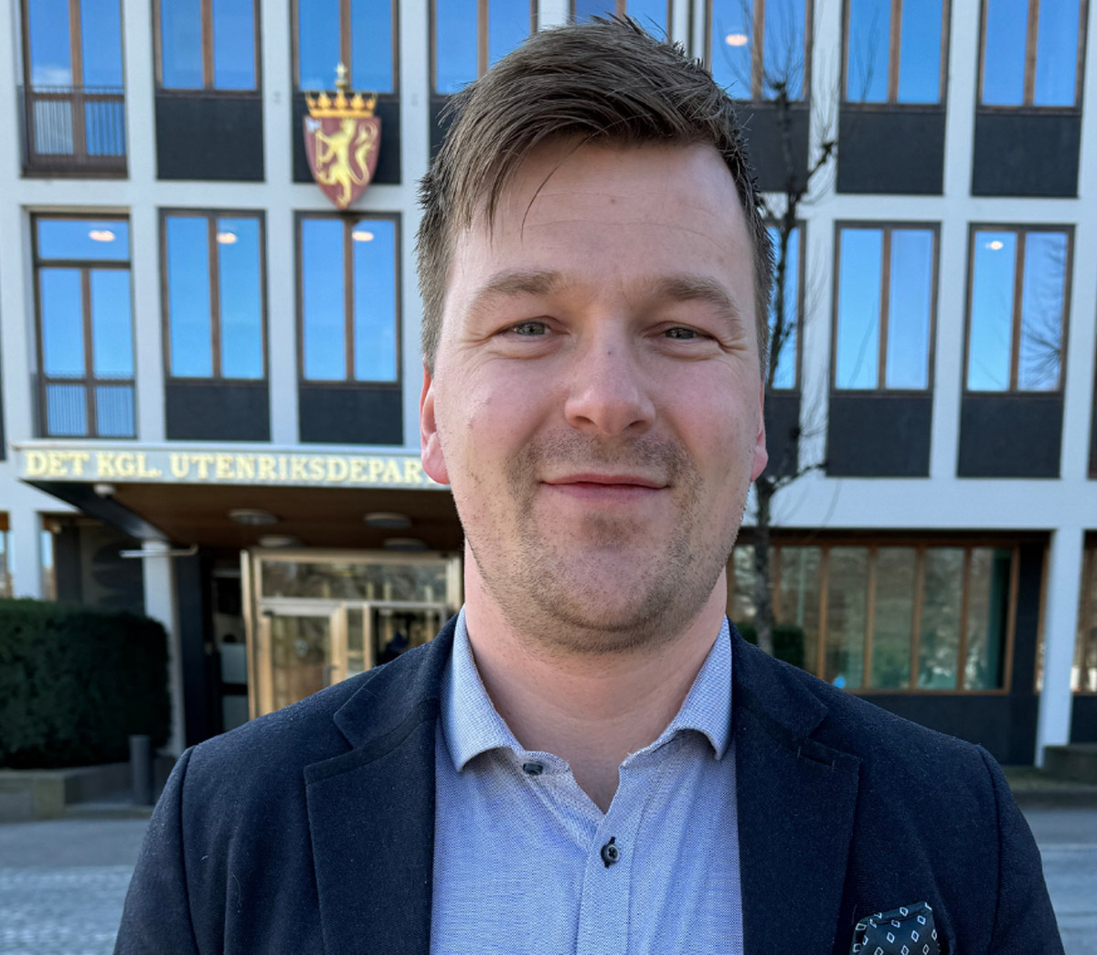 Mann utenfor bygning