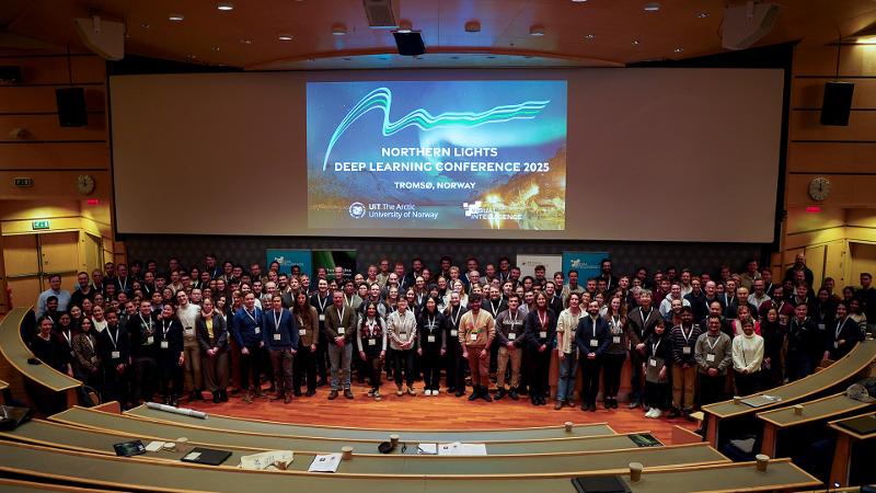 mange mennesker samlet foran i et auditorium