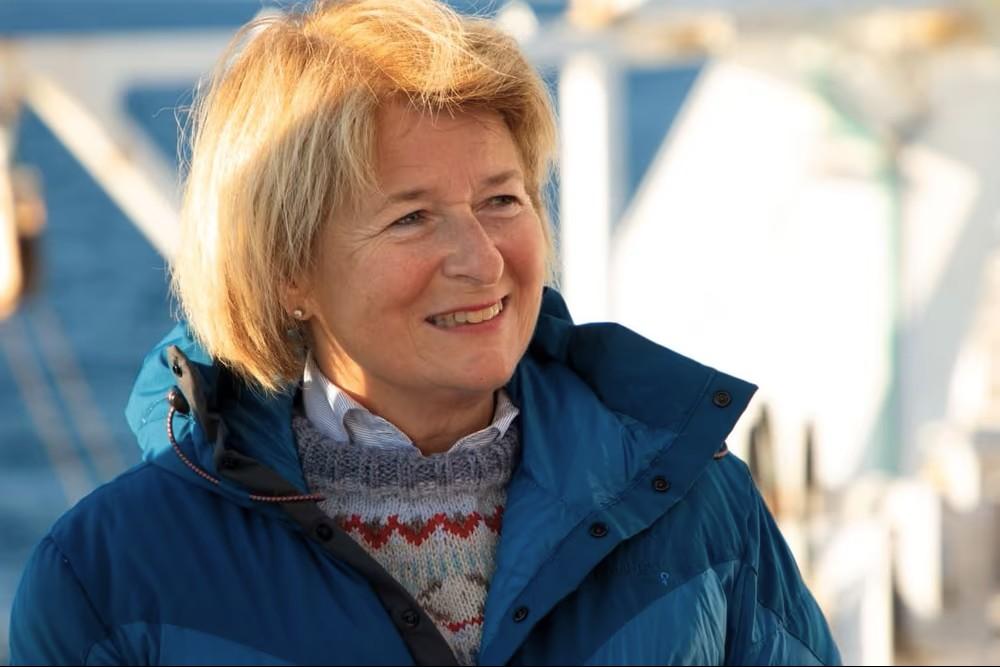 portrett av en smilende kvinne utendørs