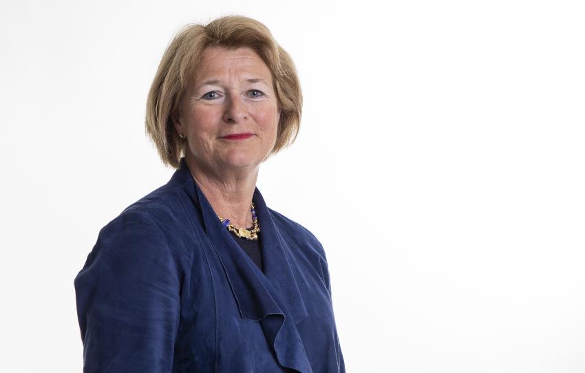 portett av en kvinne på hvit bakgrunn