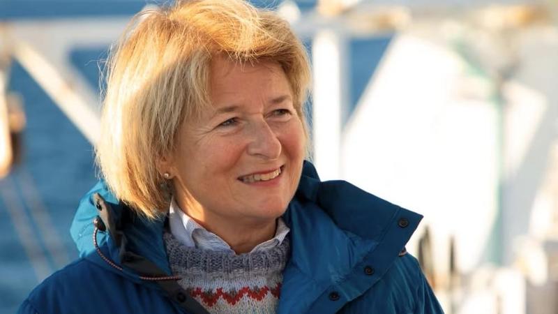 En smilende kvinne utendørs