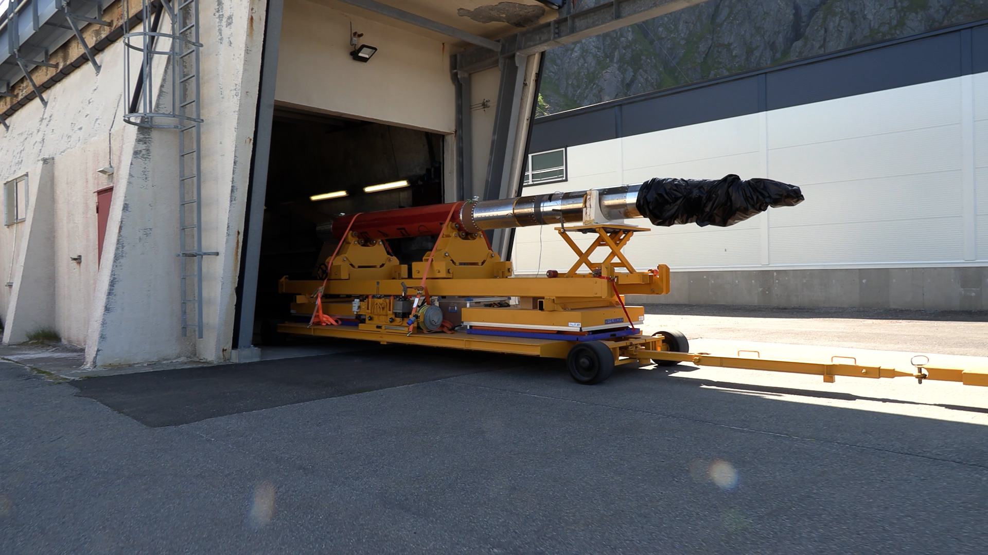 En rakett som rulles ut av et bygg.