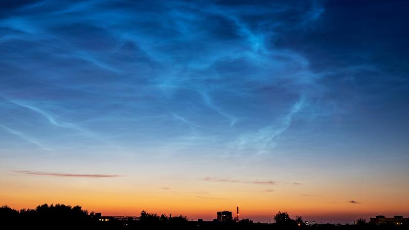 skumringshimmel med lysende tynne skyer