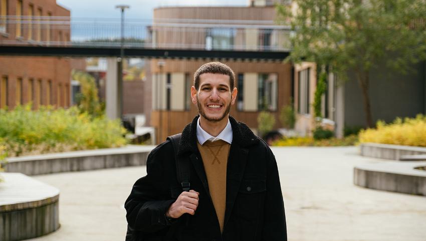 Bilde av Skuespilleren Kevin studerer ledelse for å kunne starte noe eget