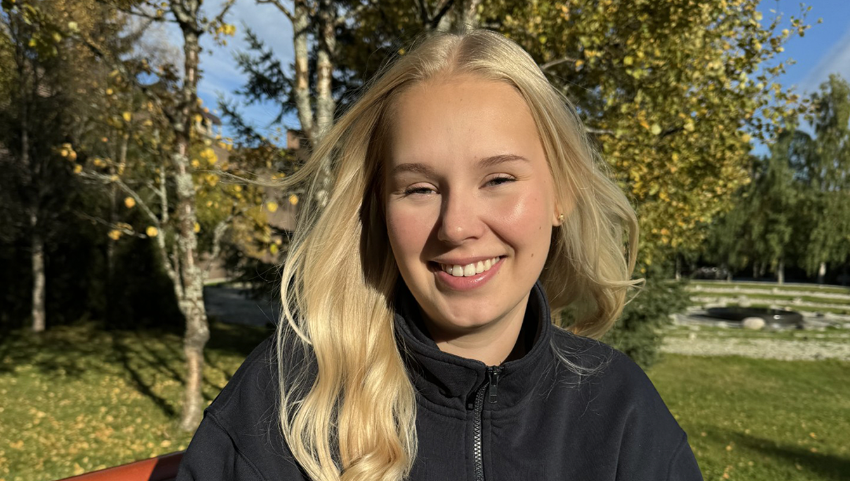Bilde av Rikke leder studentforening ved siden av studiene