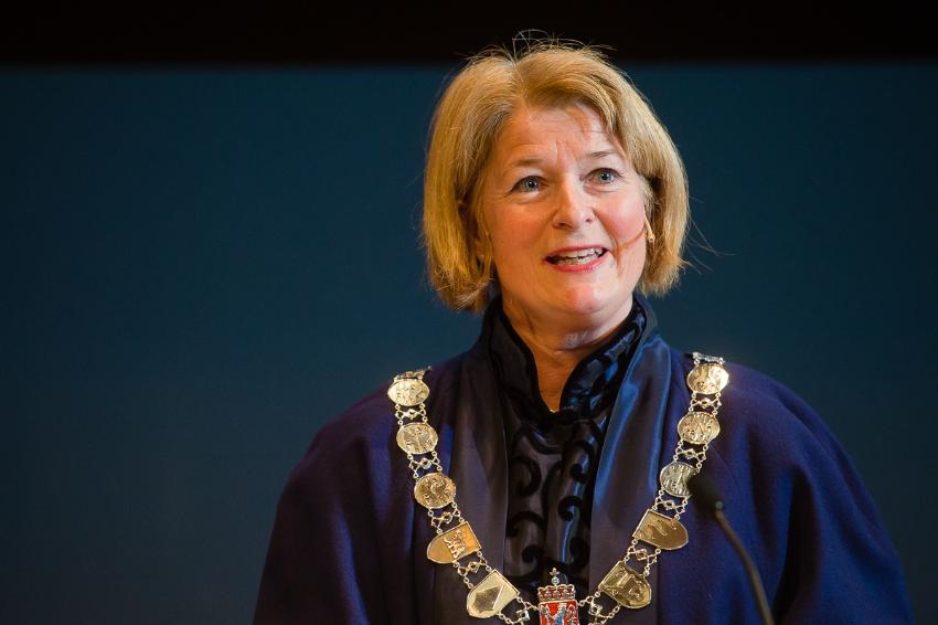 Kvinne smiler på bilde