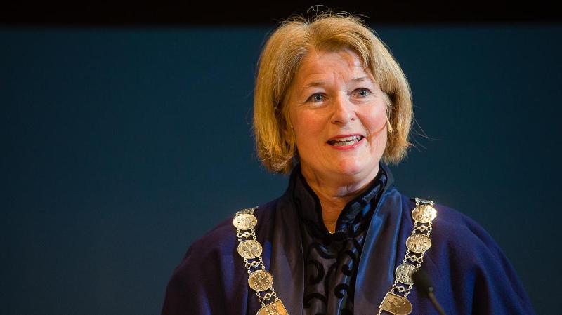 Dame med rektorkjede rundt halsen