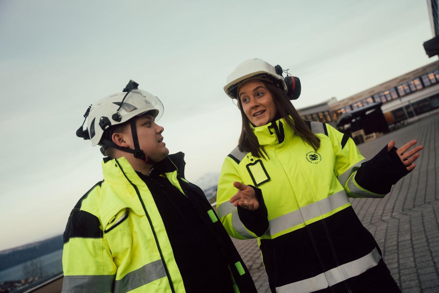 Studenter med hjelm og refleksjakke