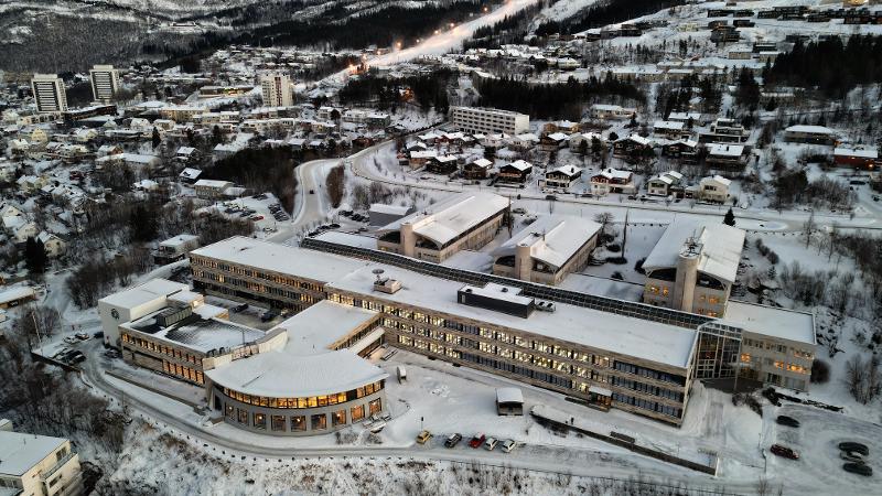 stort murbygg i sn&oslash;-landskap