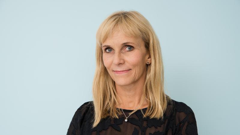 dame med blondt h&aring;r