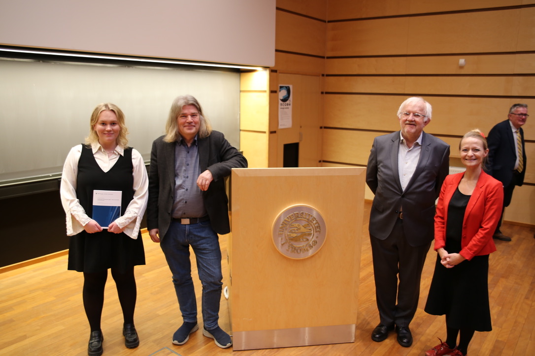 B65F1416-CBA6-4951-981D-C8AC70947150_1_105_c.jpeg fire personer står sidelengs og ser inn i kamera.